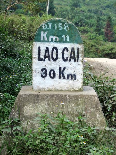 2006-10-26-09-46-49_082 Lao Cai milepost.JPG